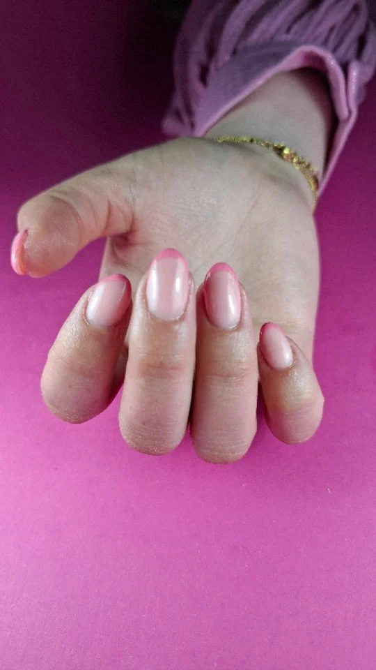 Biab, gel of acrygel nagels verwijderen? Laat het in de salon doen! 

Soms willen klanten hun kunstnagels eraf, en dat is helemaal oké!
Maar bijten, trekken of knauwen kan je natuurlijke nagels echt beschadigen...

Laat ze daarom veilig en professioneel verwijderen.
Ik zorg ervoor dat jouw nagels netjes en gezond blijven, zonder pijn of schade.
Zo houd je een mooie, verzorgde natuurlijke nagel over!

De eerste dagen voelen je nagels kaal en gevoelig aan. Dit komt omdat ze maanden (misschien wel jaren) een soort beschermjas aan hebben gehad en opeens alles heel gevoelig is. Na een aantal dagen gaat dit gevoel over. Blijf wel de eerste weken goed oliën met dadi oil. Dit geeft je nagels de voeding die ze nodig heeft

#kunstnagelsverwijderen #natuurlijkenagels #nagelstudiozeeland #nieuwensintjoosland #walcheren #arnemuiden #rittem #Middelburg