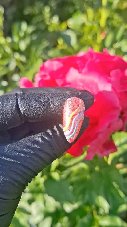 Zomerse Nailart Reeks – Week 1!
Deze zomer neem ik jullie de hele zomervakantie lang mee in een kleurrijke nailart magels, telkens met de vrolijke achtergrondkleur Ibiza Pink als basis!

We trappen af met een sprankelende look: een losse glitter die ik zorgvuldig inwrijf voor een glanzende finish. Het resultaat? Een schitterende, zomerse glow die perfect past bij die zwoele Ibiza vibes! Omdat alleen glitter voor dit filmpje een beetje saai was, nog 3 lijnen jn pastel tinten.

#ibizapink #nailart #zomernagels #glitternails #nailinspo #nailreels #naildesign #summernails #nailsoftheday